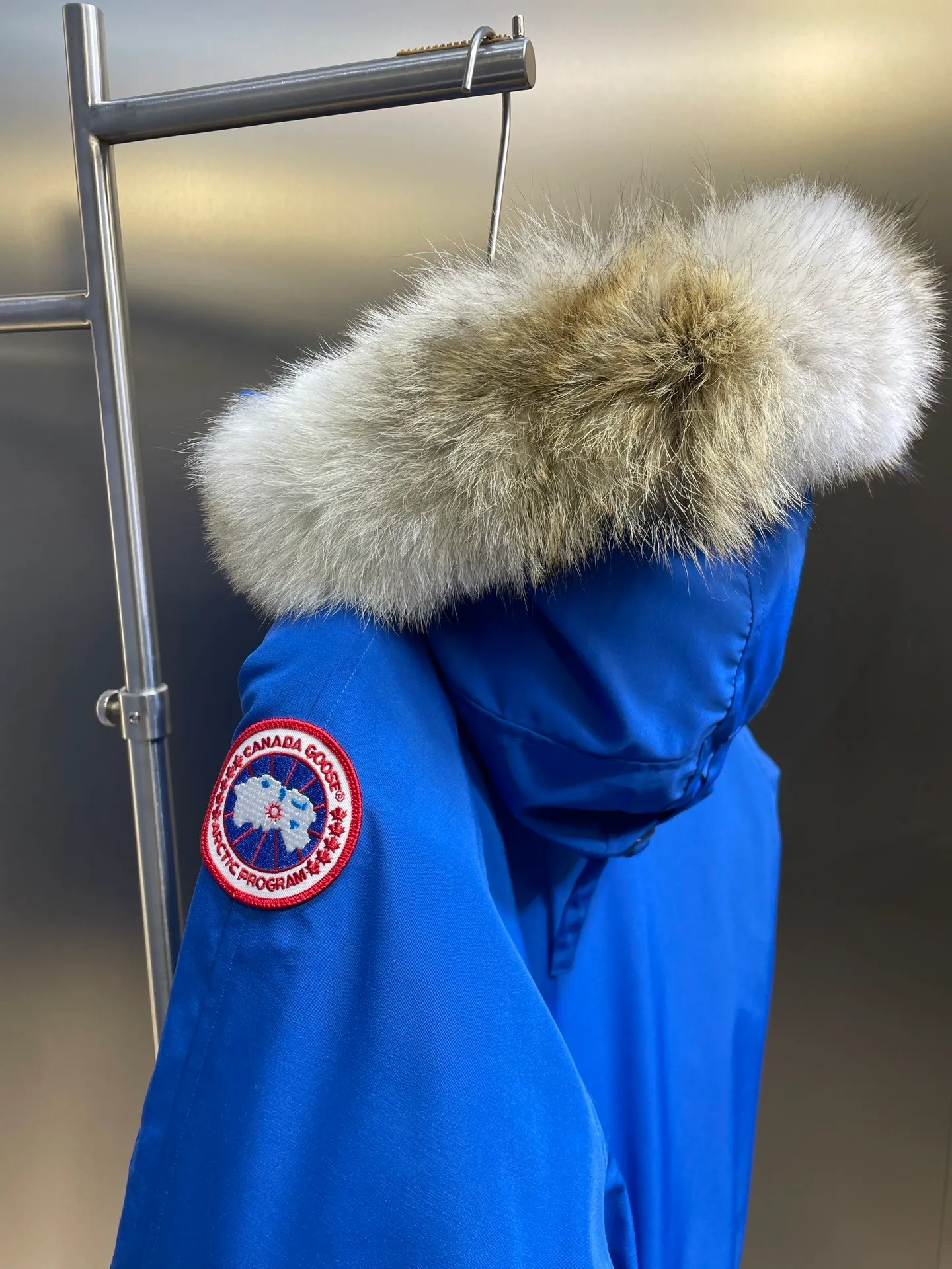 P760 original top quality Canada Goose #Chilliwa 7999M pilot short style/01 style #Men and Women Same Style# Synchronized anti-counterfeiting chip sensor! ➖ Imported 21S polyester-cotton blended original fabric [Last year’s 16S/18S hard fabrics have been completely eliminated, this year all use 21S synchronous fabrics, the soft mid-strap feels delicate and textured], synchronous Feather-Light 10D waterproof coating fabric, made of 84.5 polyester fiber and 15.5 cotton, 100% the best feel in the entire network! ➖ The official website synchronizes the national standard 80 white duck down, you can check the official website customer service, there will never be a series of misleading claims such as 90 down or goose down! ➖ Using the best nylon lon lining with double double-layer sealing design, anti-down 7 needles + grid-filled down ready-made garments, there will be 100% no so-called velvet running! ➖ The cuffs are designed with thickened seamless threads, and the collar and pocket lining are made of top-notch warmth and comfort! ➖ Yoshida YKK provides original custom-made electroplated sliders. YKK two-way lockable zippers are tight and smooth and will not peel off paint! ➖ 3M composite guarantees that the Velcro is the same as the original, durable, and all accessories and hardware are custom-made! ➖ Customized 10,000-needle embroidery labels imported from Behringer embroidery machines, 98% of which restore the original labels. You can check and compare on the official website! ➖ The fur collars are all made of large pieces of Western Canadian blue wolf hide, ensuring that each fur collar is 13-15cm wide!   Size:XS-XXL